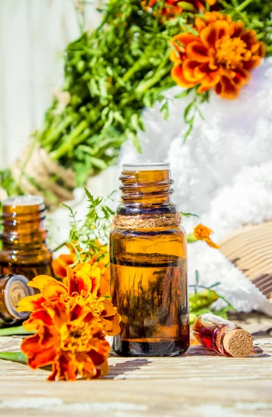 Liten flaska väsentliga marigold olja (Tagetes blommor extrakt, tinktur, infusion) — Stockfoto