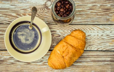 Kahvaltı ve çörek Çikolata dolgulu için çekilmiş kahve çekirdekleri demlemek. 