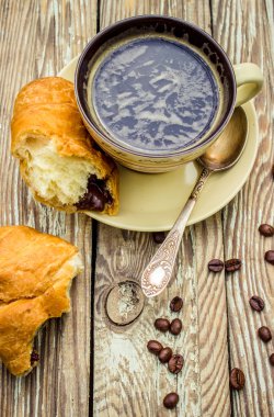 Kahvaltı ve çörek Çikolata dolgulu için çekilmiş kahve çekirdekleri demlemek. 