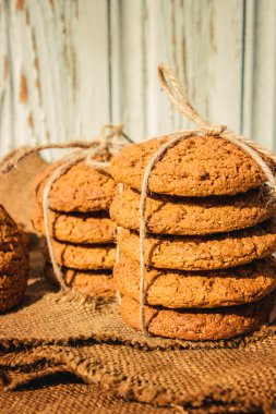 yulaf ezmeli kurabiye koyu ahşap arka plan üzerinde