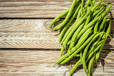 ahşap zemin üzerinde taze fasulye çeşitleri