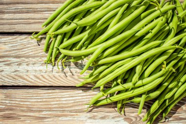 ahşap zemin üzerinde taze fasulye çeşitleri