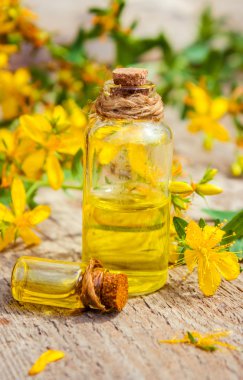 bir çare St John's wort çiçek bir cam şişe portre yatay