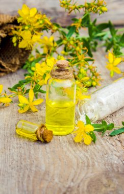 bir çare St John's wort çiçek bir cam şişe portre yatay