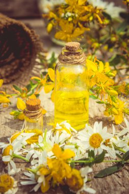 bir çare St John's wort çiçek bir cam şişe portre yatay