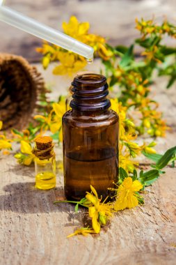 bir çare St John's wort çiçek bir cam şişe portre yatay