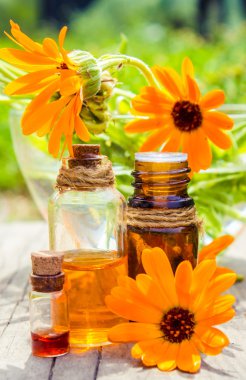 Küçük şişe calendula yağı (Pot kadife çiçeği özü, tentür, infüzyon)