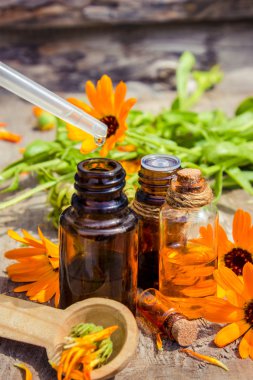 Küçük şişe calendula yağı (Pot kadife çiçeği özü, tentür, infüzyon)