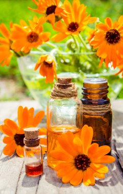 Küçük şişe calendula yağı (Pot kadife çiçeği özü, tentür, infüzyon)