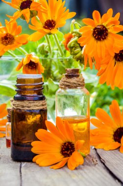 Küçük şişe calendula yağı (Pot kadife çiçeği özü, tentür, infüzyon)