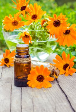 Küçük şişe calendula yağı (Pot kadife çiçeği özü, tentür, infüzyon)