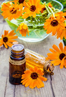 Küçük şişe calendula yağı (Pot kadife çiçeği özü, tentür, infüzyon)