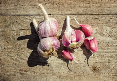 Rustik tarzı (vintage ahşap arka plan üzerinde soyulmuş) sarımsak