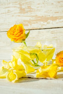 Spa kompozisyon mumlar, banyo tuzu ve güller