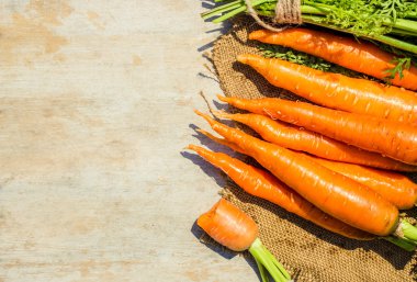 Ahşap zemin üzerinde havuç