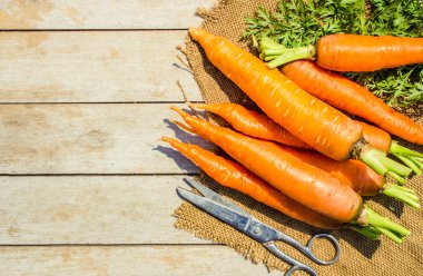 Ahşap zemin üzerinde havuç