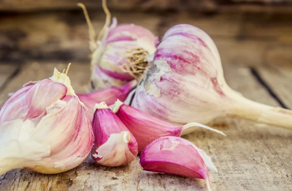 Rustic style Garlic (peeled) on vintage wooden background — Stock Photo, Image