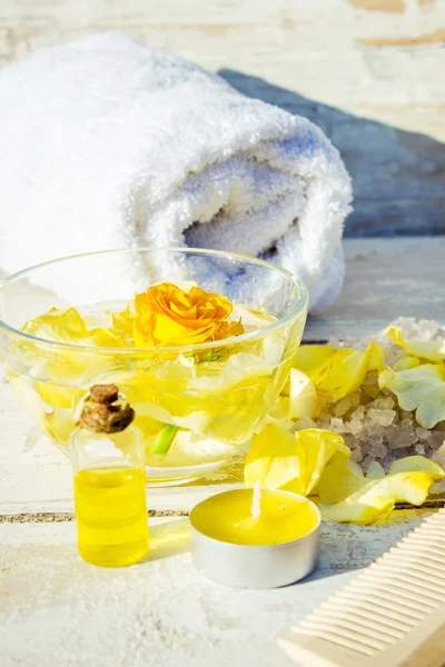 Composición spa de velas, sal de baño y rosas — Foto de Stock