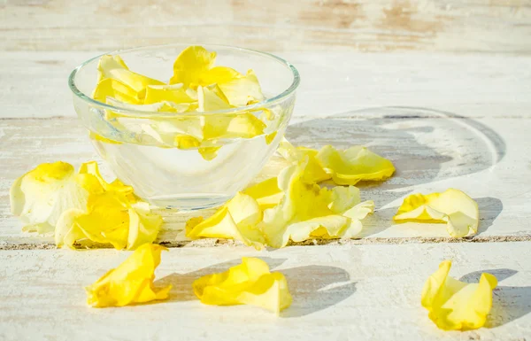 Spa kompozisyon mumlar, banyo tuzu ve güller