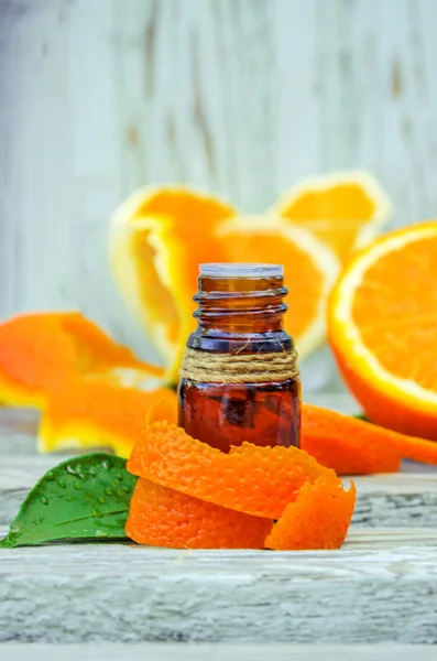 Botella de aceite esencial de naranja para aromaterapia (Extracto, tintura, decocción, jugo) propiedades medicinales de la naranja . — Foto de Stock