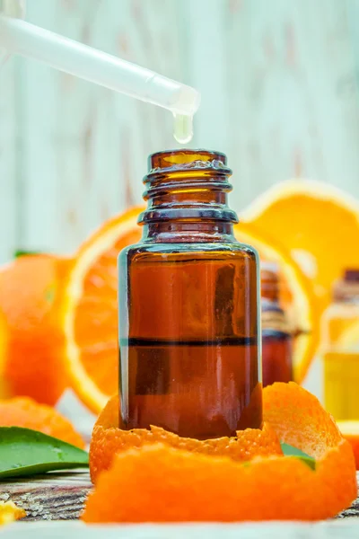 Botella de aceite esencial de naranja para aromaterapia (Extracto, tintura, decocción, jugo) propiedades medicinales de la naranja . — Foto de Stock