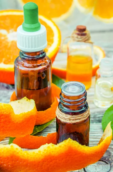 Botella de aceite esencial de naranja para aromaterapia (Extracto, tintura, decocción, jugo) propiedades medicinales de la naranja . — Foto de Stock