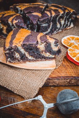 Ev yapımı lezzetli zebra mermer kek. 