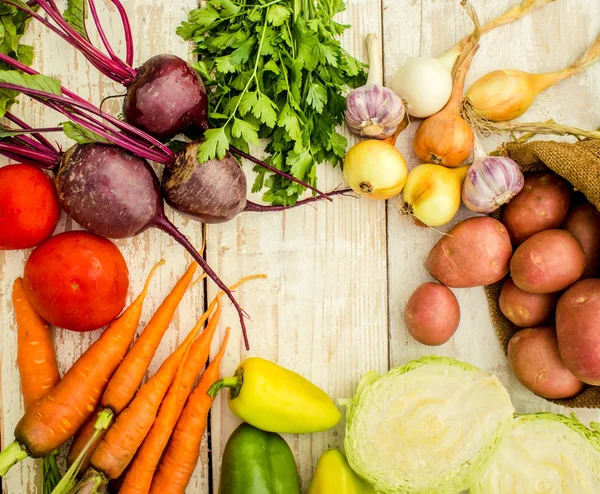 Lebensmittel Rahmen, Markt frische Lebensmittel. sortierte Bio-Gemüse und Gewürze für gesundes Kochen und Lifestyle auf rustikalem Holzhintergrund mit Holzschneidebrett in der Mitte und Kopierplatz für Text — Stockfoto