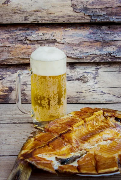 Luz de cerveza con pescado de vidrio y besugo ahumado — Foto de Stock