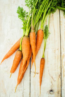 Ahşap zemin üzerinde taze havuç. 