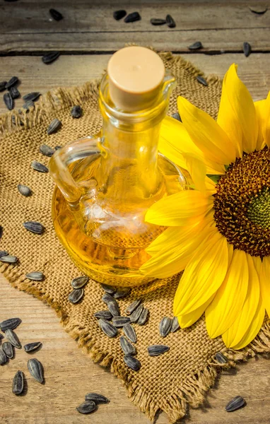 Olio di girasole e girasoli . — Foto Stock