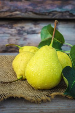 Olgun sulu ev pişmiş armut.