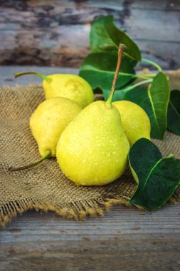 Olgun sulu ev pişmiş armut.