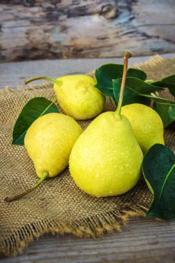 Olgun sulu ev pişmiş armut.