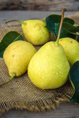 Olgun sulu ev pişmiş armut.