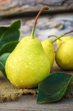 Olgun sulu ev pişmiş armut.