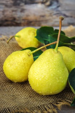 Olgun sulu ev pişmiş armut.