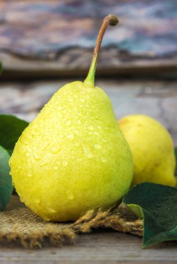 Olgun sulu ev pişmiş armut.