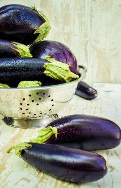 Sebze. Olgun mavi patlıcan.