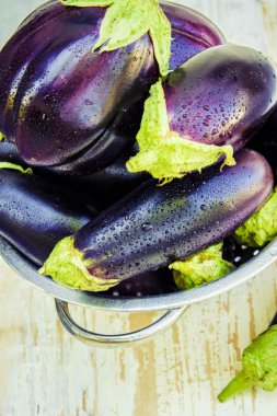 Sebze. Olgun mavi patlıcan.