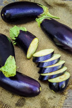 Sebze. Olgun mavi patlıcan.