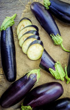 Sebze. Olgun mavi patlıcan.