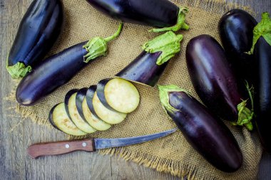 Sebze. Olgun mavi patlıcan.