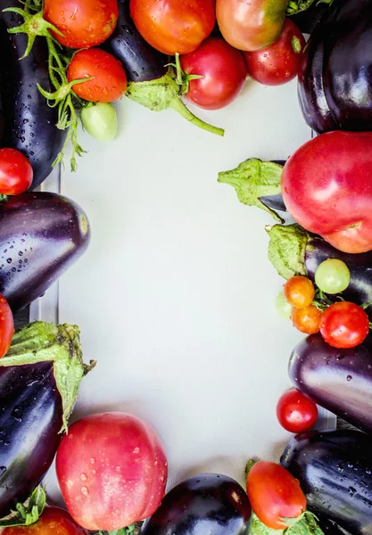 Verduras. Tomates maduros y berenjenas . — Foto de Stock