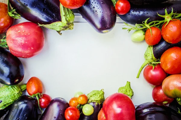 Verduras. Tomates maduros y berenjenas . — Foto de Stock