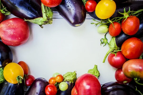 Verduras. Tomates maduros y berenjenas . — Foto de Stock