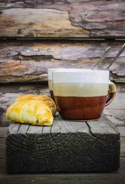 Croissants mit Brombeeren und Kaffee zum Frühstück. — Stockfoto