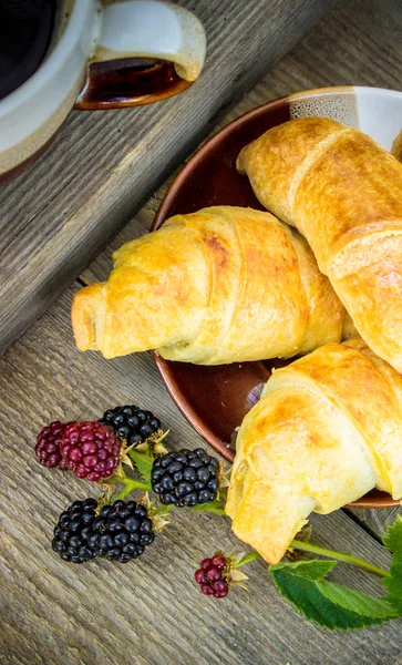 Croissants com BlackBerry e café para o café da manhã . — Fotografia de Stock