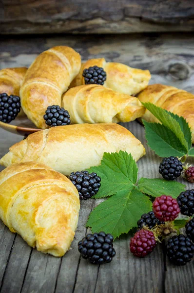 Homemade croissants with blackberries for Breakfast. — Stock Photo, Image