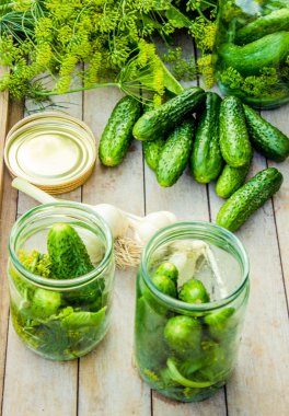 Dekapaj salatalık. Taze sebze ve otlar korunmasına ilişkin.